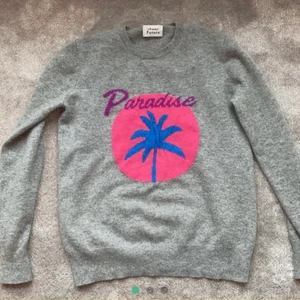 Cashmere tröja - Säljer nu denna jättefina tröjan från ”from future” som är 100% cashmere!! Säljer pga inte använder ofta och har nästan aldrig används!! Den är i storlek S och nypriset är 1200kr och jag säljer för 500kr!! Kan kanske gå ner i pris för snabb affär💕💕