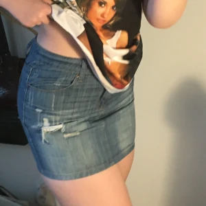 Jeanskjol - Jeanskjol från 90 talet i storlek M. Jag, på bilden, har storlek L så den sitter väldigt tight på mig. Köparen står för frakten 