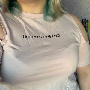 Ljusrosa t-shirt med hål för axlarna, skriv vid intresse :)