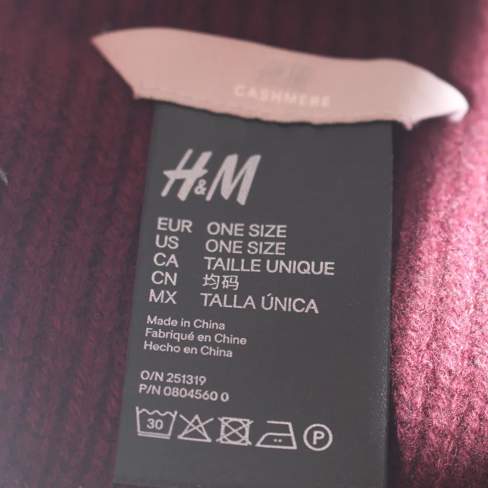 Perfect condtition burgundy cashmere hand band from H&M! The price is negotiable, so feel free to send me a message to discuss or if you want more information/pictures!☺️. Accessoarer.