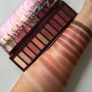 Urban decay ögonskugga - Säljer min urban decay ögonskuggs pallate,sparsamt andvänd. Köpte den för 550kr på sephora. (lånade bild)  Kan gå ner i pris vid snabb affär