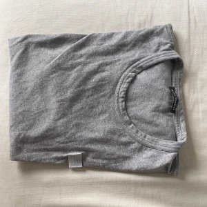 Acne t-shirt - Köpt en för liten t-shirt och därför nästan aldrig använd. Storlek: XS. Nypris: 1000kr. Pris: 600kr