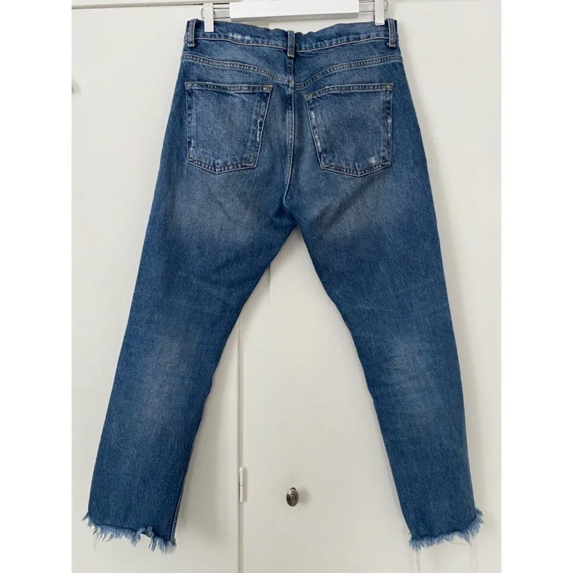 Mörkblåa raka jeans från Zara med slitningar. Storl 38 men passar en 36 lika bra. I nyskick då de inte är använda mer än 5 gånger. Självklart går det att buda och att skriva till mig för fler bilder💕. Jeans & Byxor.