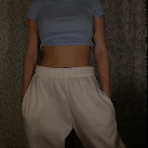 Mjukisbyxor rebellious - Absolut skönaste mjukisbyxorna jag nånsin ägt!!! De har en så mjuk insida och är oversized, men för mina proportioner, lite för stora. För min smak iaf. Säljer då jag verkligen behöver plats i min garderob och behöver pengarna! Studentlivet... 🥴 Bara att höra av sig för fler bilder/info. Fixar alltid bra paketpris om ni köper fler kläder samtidigt, frakten varierar, men snabba affärer uppskattas alltid och då kan priset sjunka lite. ❤️ kolla gärna in resten av min sida