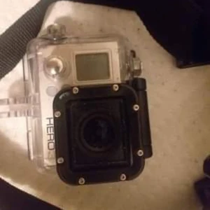 Go pro 3  med alla tillbehör såaåmtt NY keps - Goproen åanvände jag en gång i aåfrika thats it! Kepsen är helt ny