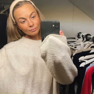 Tröja  - Tröja från Zara. Storlek M lite längre modell. Använda några få gånger. Bud om fler har intresse🦋