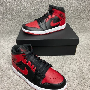 Air Jordan 1 mid ”Banned” - Helt nya Jordan 1 mid ”banned” Storlek:EU 43/US 9,5, Pris:1699kr serösa bud är välkomna bud i dm eller skriv i kommentarsfältet,Köparen står för frakten (99kr) spårbart med PostNord, om du har några frågor eller vill ha fler bilder så släng iväg ett meddelande. Allt gott/Oscar 