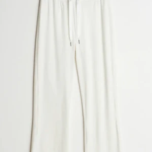 Gina mjukis byxor storlek S - Har inte använt dom här nån gång, dom har bara vart i garderoben. Säljer för att dom är för stora på mig. Skriv gärna till mig om ni har några frågor❤️ köparen står för frakten