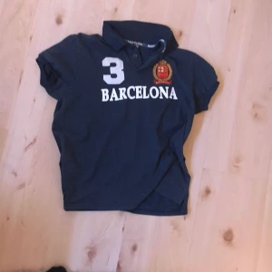 Piké - En mörkblå piké. Storlek XS-S