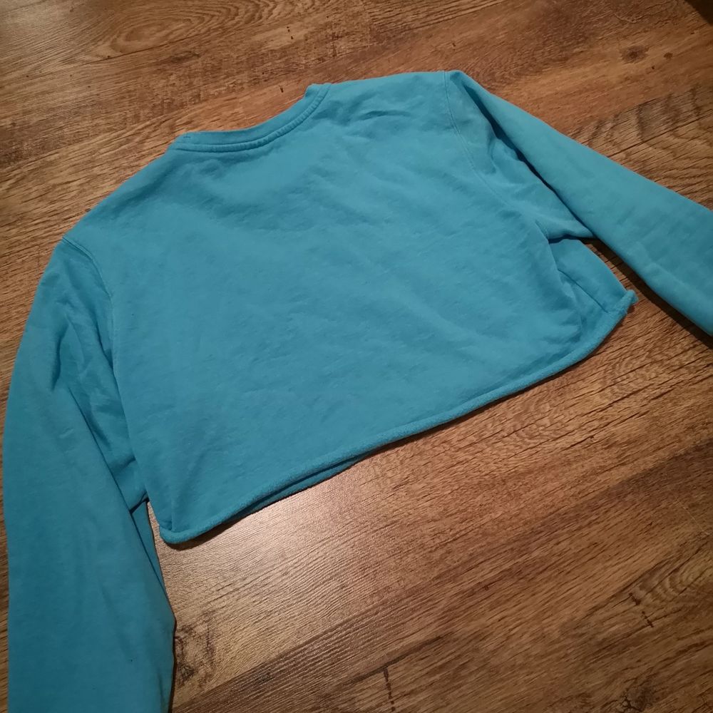 En fin blå/turkos oversize croppad Champion tröja. 💙Jag har själv klippt den så att den skulle få en snyggare passform. Den ser ganska kort ut när man lägger ut den på golvet men den blir längre när man sätter på sig den. 😚 Bud från 119 kr. 🎐. Tröjor & Koftor.