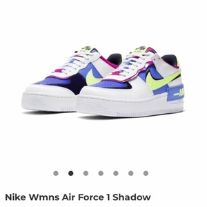 Nike Air Forse 1 Shadow - Jättesnygga Air Force 1 Shadow, storlek 37,5💜 endast använda ett fåtal gånger och i bra skick! Börja buda från 1000 + frakt, säljer endast vid bra bud!