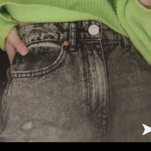 Grå svarta mom jeans från New Yorker, köpte i somras, har endast andvänst några få gånger. Köptes för 249kr. OBS! Frakten står köperan för och Priset för byxorna kan diskuteras!!! Vid frågor kontakta gärna!💚