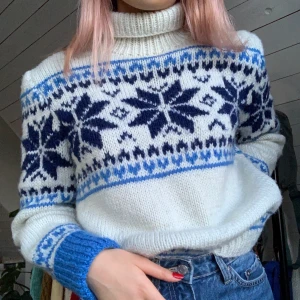 stickad tröja❄️ - Superfin tröja, köpt på Beyond. Den är nog gjord av syntet och är i fint skick. Kliar inte men känns lite ullig💖 På bilderna ser den klarvit ut men den är lite mer blåaktig☺️ inkl frakt! buda i kommentarerna, avslutas på fredag kl 12💕💕