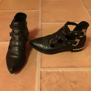 Skor från Bikbok kollektion. Använda 3ggr så är som nya!