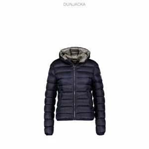 Colmar  - Tänkte kolla intresset på min marinblåa fina colmar jacka. Den är i stolek S och är i fint skick, den har dock fått ett litet hål i armen som jag gjort en snabblösning på så att de knappt syns (2a bilden visar hålet). Hade tänkt mig 1500kr för den då nypris är 5000kr. 🧚🏼‍♀️💖 Kan självklart fixa bättre egna bilder på den vid intresse 😁