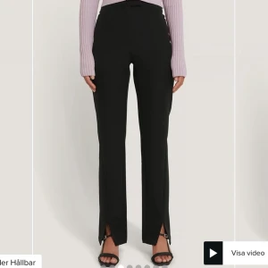 Kostymbyxor - Säljer mina favoritbyxor endast pga att de blivit för stora på mig! Svinsköna stretchiga med slits längst fram🤎Älskar dom!!! Skriv för mer bilder😚