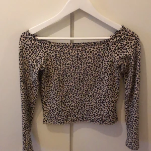 Offshoulder tröja - Leopard offshoulder i nyskick💕