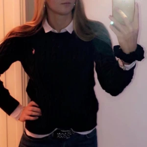 Ralph lauren kabelstickad - Säljer denna superfina kabelstickade Ralph lauren tröjan i strl XL (ungdoms storlek) motsvarar S i dam, knappt använd & säljer den då den tyvärr blivit för liten. Säljs för 200kr + frakt💕