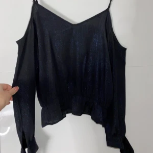 Snygg blus - Säljer denna skitsnygga svart/marinblåa blusen ifrån NAKD. Använd ett fåtal gånger. Storlek S. Köparen står för frakt. 💞