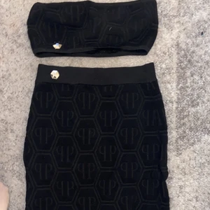 Philip plein sett (Äkta) - Super fint sett från Philip plein i värde av 6500 kr användt 3 gånger. Storlek M men passar även S då jag har storlek S i vanliga fall, skickar självklart mer bilder om ni skulle vilja det! Pris kan diskuteras  Frakt på tillkommer  Kan även skicka kvittot så ni ser att det är äkta från Philip plein sports hemsida