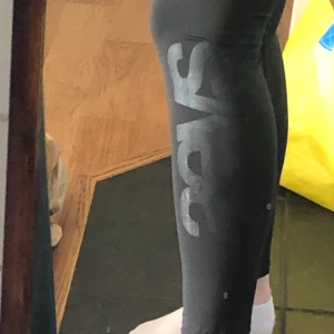 Träningstights - Säjer dessa tights så dem är liite för stora för mig och inte är till nån användning längre. Från SVEA och i bra skick🥰 Säljer från 40kr plus frakt