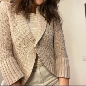 Unikt stickad kofta 💛 - Unikt stickad kofta, Frakten kostar olika! Gratis vid möte, spårbarfrakt 66kr, ickespårbar kostar olika beroende på hur många frimärken som krävs❤️