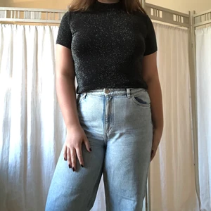 Glittrig svart topp - Supersnygg svart glittrig topp från monki som funkar perfekt för fest!✨ Extremt skön och använd endast ca.3 gånger. Köparen står för frakt 🖤