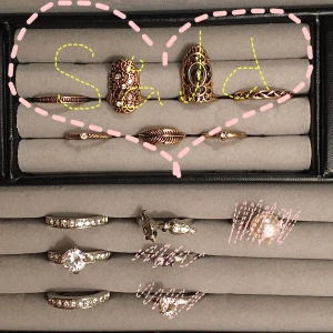 Ringar - Ringar, 1~15kr♥️ Silvriga kristall setet är tre ringar som hör ihop i silver Gjorda av alloy, men har cubic zirconia ~90kr/bud, bild 2.}💕.   Storlek varierar mellan 7 & 8. Skriv för frågor✨ De överstrukna är sålda!😍 Fågelringen & kristall set är kvar😚