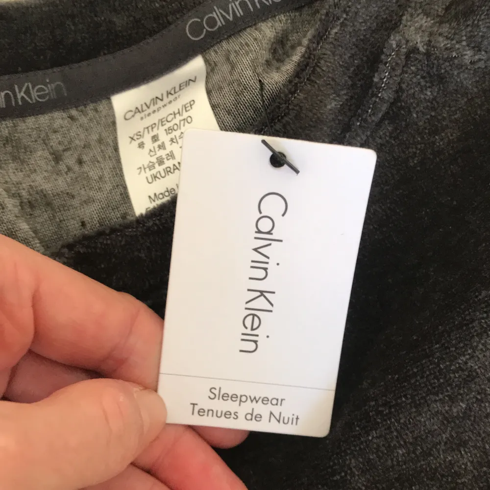 Calvin Klein tröja i storlek XS. Endast provad. Etikett kvar. Bud från 50 :- i kommentar! . Tröjor & Koftor.