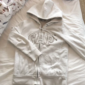 Gap hoodie - As cool Gap hoodie har bara aldrig kommit till använding❤️ pris kan diskuteras , frakten är 60kr