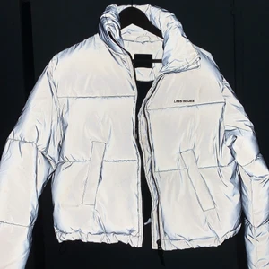 Reflexpuffer storlek M - Cool reflexpuffjacka från Bershka. Storlek M, är kort i modellen ✨ Aldrig använd så den är i väldigt bra skick! Köparen står för frakten. Pris: 200kr 💖