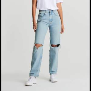 Säljer dessa populära 90s jeans från Gina tricot. I mycket bra skick. Köparen står för frakten🥰