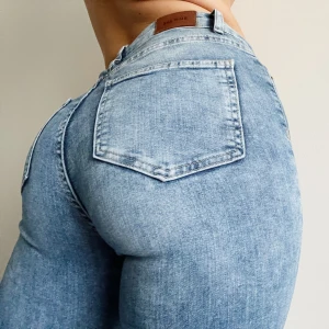 Jeans  - Strl 27, använda men i fint skick. Sitter som en smäck💥 skickas om det behövs! 