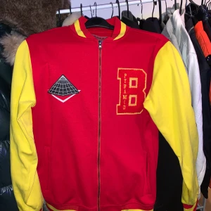 Pyramid jacka - En bomberjacka i skönt material, chris Browns märks pyramid 