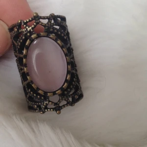  - Rustik ring med rosa pärla. 