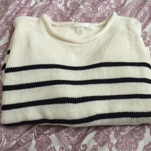  - Randig stickad tröja från hm, använd en gång så den är i väldigt bra skick. 