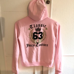  - Säljer min fina Juicy Couture mjukisdress! Den är ljusrosa med snyggt tryck på både tröjan och byxan! Det är storlek L, men den passar en S/M också! 400kr för hela setet! 