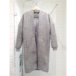  - Kappa i teddy liknande noppigt tjockt material.