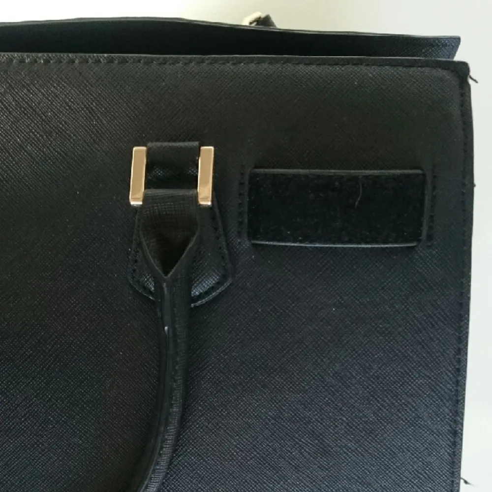 Axel/handväska från h&m i fejkskinn.
Två stora fack och ett fack i 