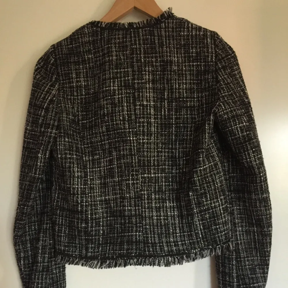 Elegant Jacket in heavy waved. Melange dark gray 
Linning and pinning at the edge 
Glitter deco on both front pocket 
Work, event, daily dress. 
In very good condition. 
Bought in 2014, ny price was 799kr 
. Jackor.
