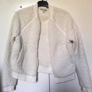  - Fluffig jättemysig kofta i bombermodell. Från monki.