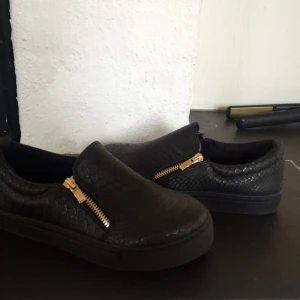  - Oanvända sneakers. Svarta orm-mönstrade med guldiga detaljer ✨ aldrig använda!
