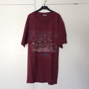  - Är inte säker på storlek, skulle säga M/L 
Vintage tshirt från beyond retro 
Använd kanske 1 gång, mycket fint skick 🌞