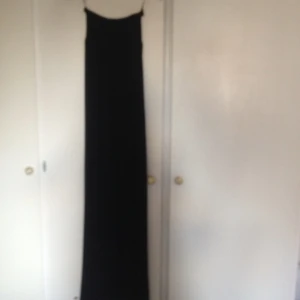  - Lång klänning. HM. Aldrig använd och lappar kvar. Ärmlös/tub 