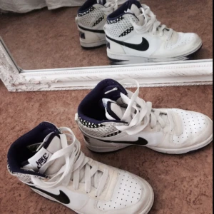  - Vita Nike sneakers med lila detaljer. Använda ett fåtal gånger.

Nypris: 799kr
Mitt pris: 200kr