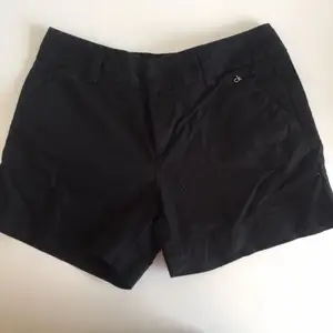 Svarta shorts från Calvin Klein stl 0 (XS)
Inköpta i USA
97% bomull 
3% spandex 
Finns i Stockholm 
