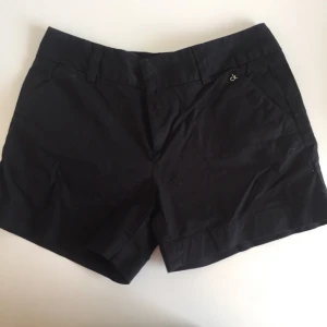  - Svarta shorts från Calvin Klein stl 0 (XS)
Inköpta i USA
97% bomull 
3% spandex 
Finns i Stockholm 