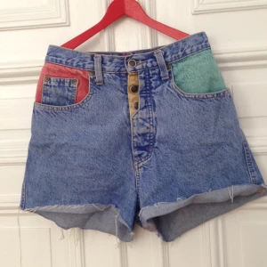  - Snygga jeansshorts  från beyond retro. Sitter inte för tajt och inte för löst. 