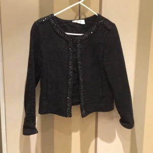  - En snygg jacka från mango. Fin passform och ganska varm! Fina detaljer