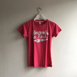  - Rosa Abercrombie & Fitch T-shirt